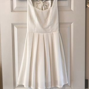 ⭐️White dress with cross strap back and bow⭐️